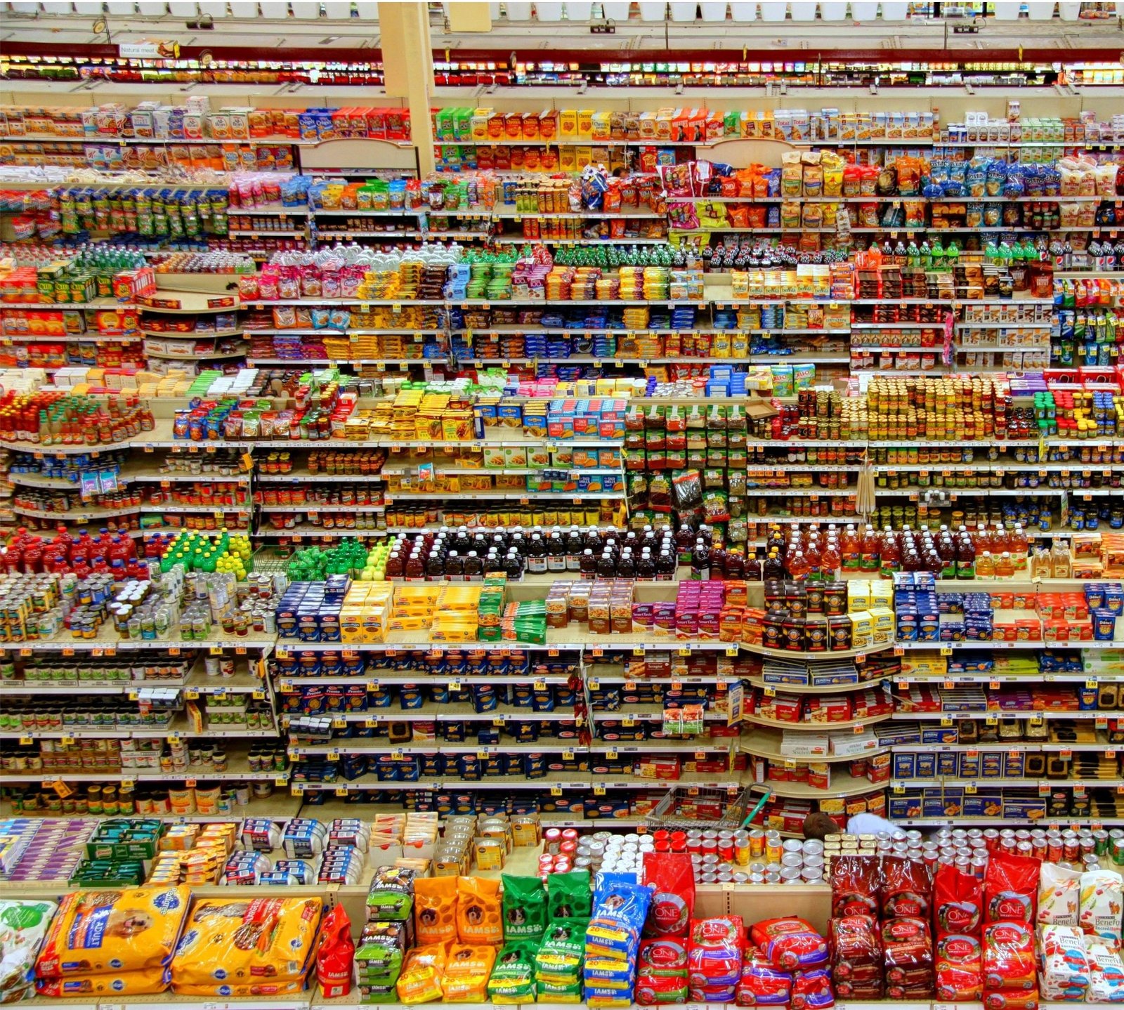 A modern supermarket houses a self-service city, Photo: Peter Bond via Unsplash